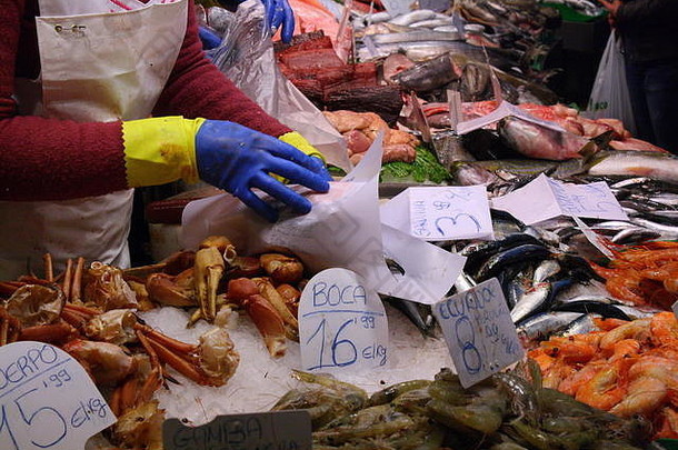 在海边的鱼市上可以<strong>买到</strong>展示的螃蟹和虾。