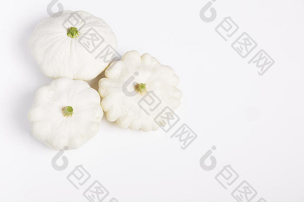 白色平背景上的白南瓜蔬菜用于装饰设计。俯视图，平面布置。白色背景。