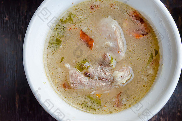 中式汤、清蒸排骨和蔬菜、辛辣的俯瞰图