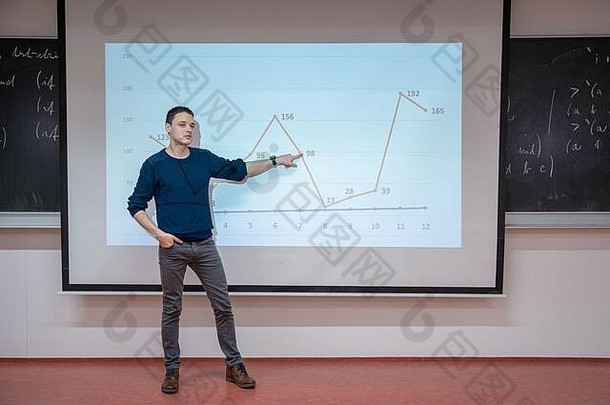 这位年轻的老师在数学学院讲课，在白板上展示图表