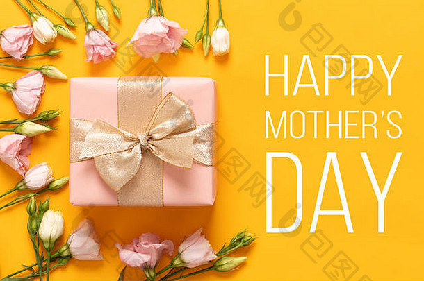 快乐母亲的一天背景明亮的黄色的柔和的粉红色的<strong>彩色</strong>的妈妈。一天背景平躺问候卡美丽的礼物盒子粉红色的