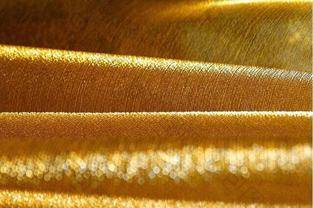全框架折叠的金色织物，如金色波浪般明亮