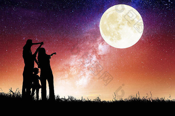 一家人站在山上看月亮。一起庆祝中秋节