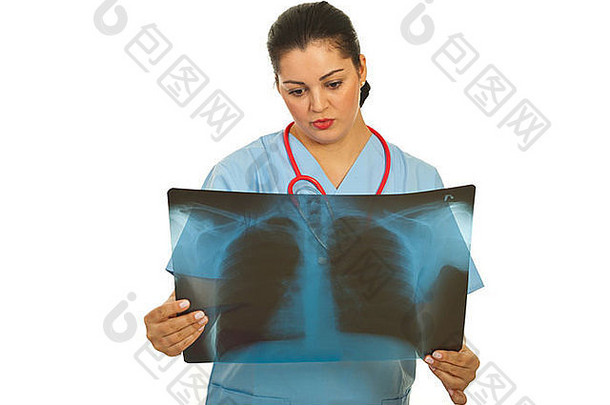 一名女放射医师正在阅读白色背景上隔离的X光片