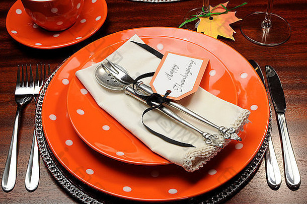 美丽的秋秋主题感恩节餐桌，银器上附有感恩节快乐标签。