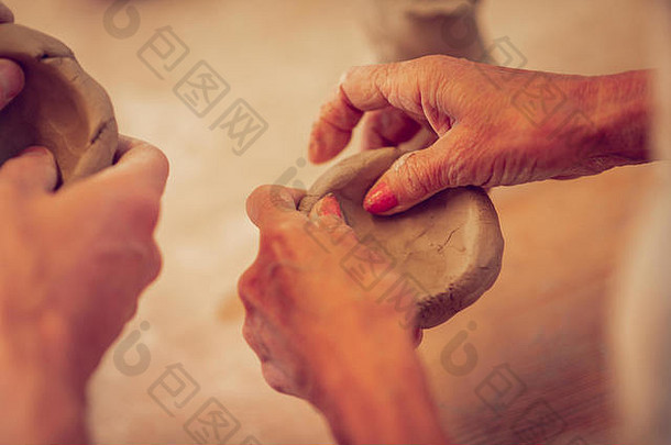 一个漂亮的老妇人做壶的手