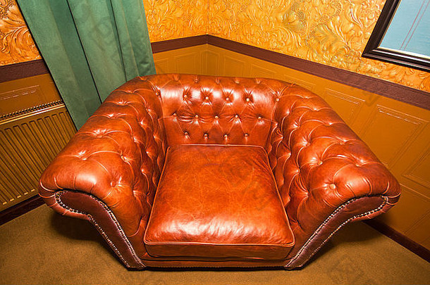 古董棕色（的）皮革扶手椅