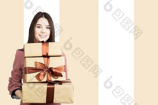 一个十几岁的女孩手里拿着三个礼品盒，孤立地放在白色背景上。