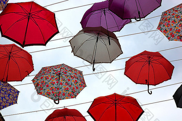 天空中有许多五颜六色的雨伞