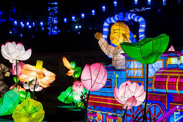 韩国首尔荷<strong>花灯节</strong>期间，清溪川溪流的彩灯装饰