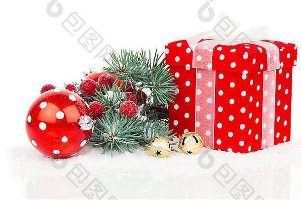 圣诞球和冷杉枝，装饰物与白色隔离