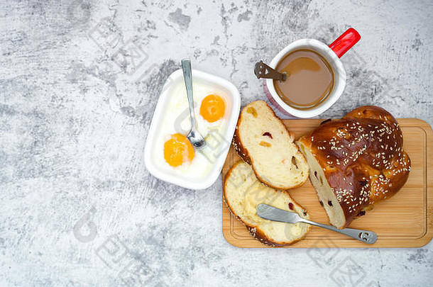 平躺，早餐早午餐放在桌子上。面包、咖啡、煮鸡蛋和黄油酱。<strong>食品</strong>饮料概念。