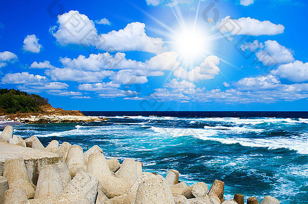 异国情调：海浪、蓝天和阳光