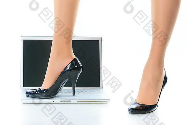 女人的腿和笔记本电脑。