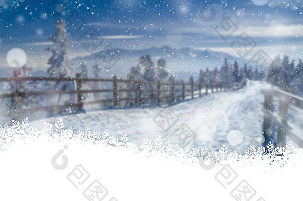 冬季仙境景观。雪与博克柔和的灯光降落在圣诞节风景模糊的背景上，白色雪花空间。