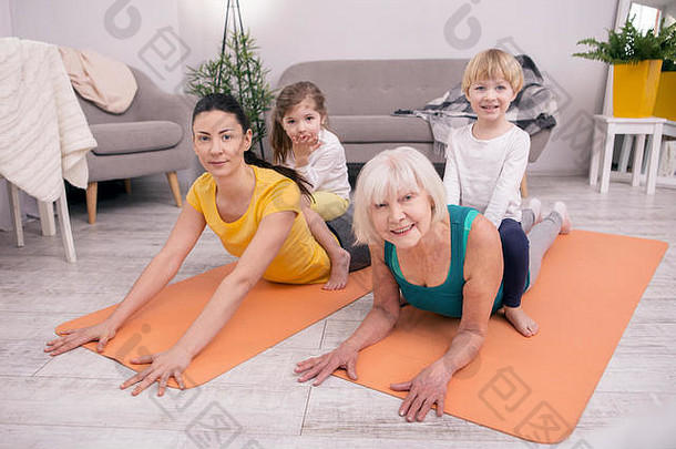 快乐的祖母家庭锻炼
