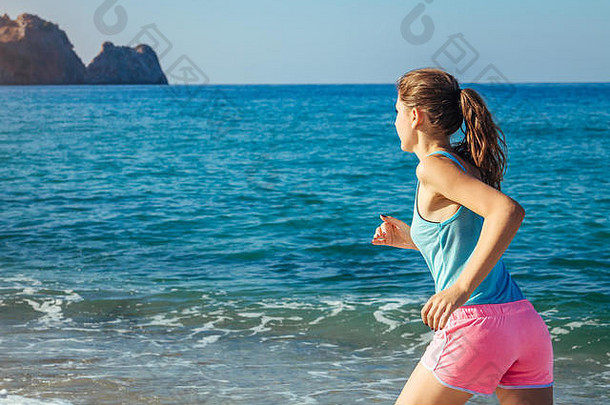<strong>早上</strong>在海滩上跑步的年轻女子。健康的生活方式。海上<strong>运动</strong>女子训练