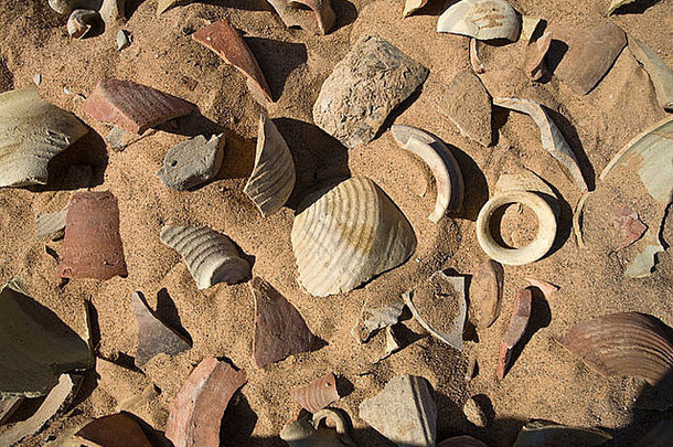 桩古老的陶器碎片沙漠地板上daydamus罗马堡东部沙漠埃及北非洲