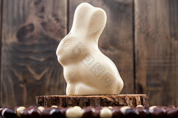 美味的传统白巧克力复活节兔子，