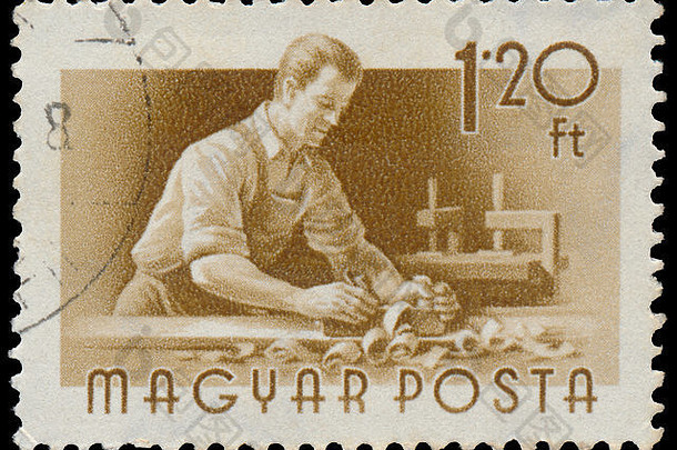 匈牙利——大约1955年：匈牙利印刷的一枚邮票，显示了木匠系列职业，大约1955年