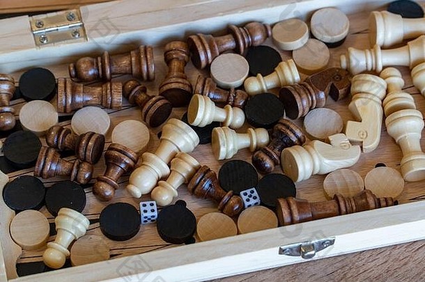 西洋跳棋和国际象棋随机混合在一个盒子里