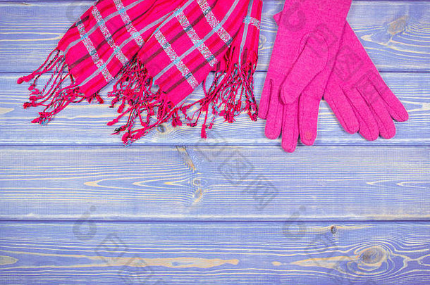 旧木板上的女式羊毛手套和披肩，秋<strong>冬季</strong>的<strong>保暖</strong>衣物，文本的空间