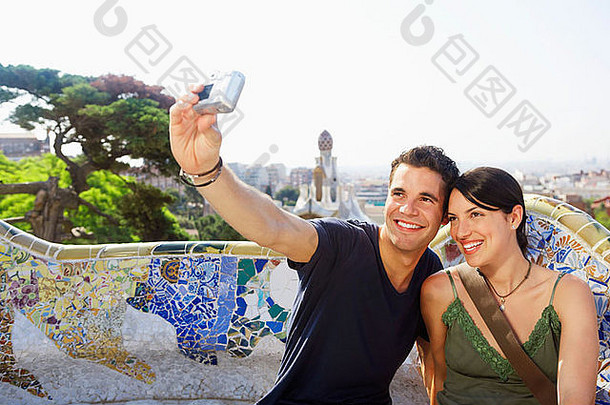 一对微笑的夫妇为自己拍照、画像