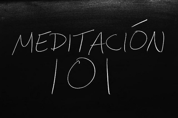 黑板上用粉笔写的单词Meditación 101