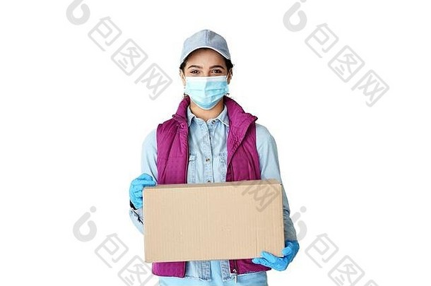 拉美裔女人快递穿面具手套持有交付盒子孤立的白色