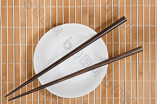 简单的安排筷子席空碗