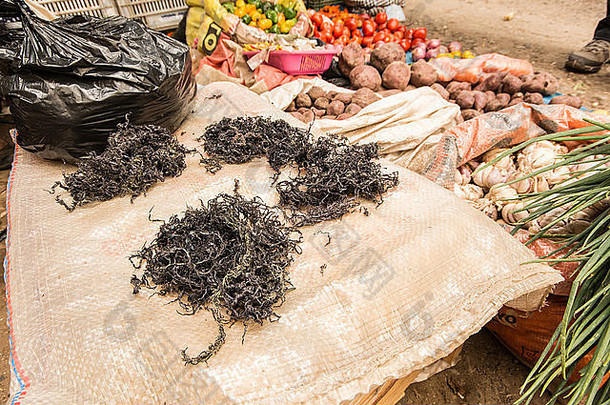 Mococho，一种用于秘鲁菜肴装饰的海藻，在秘鲁卡贾班巴的一个街市小摊上出售。