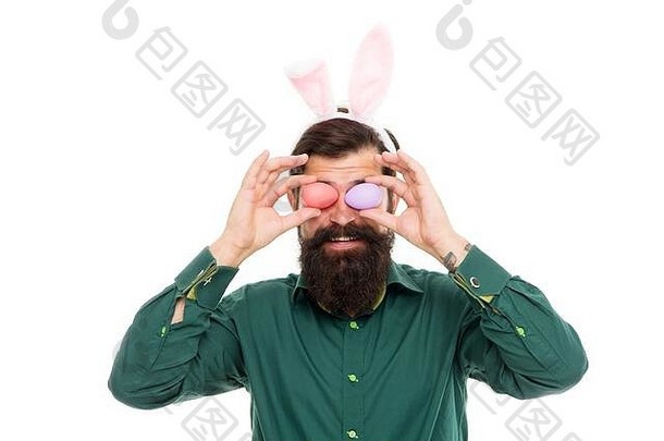 庆祝<strong>春节</strong>。留着胡子、有兔子耳朵和复活节彩蛋的男人。寻找复活节物品。长耳朵抱蛋的时髦人士。文化<strong>习俗</strong>和传统。复活节兔子彩蛋。