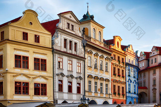 捷克共和国布拉格老城广场彩色房屋低角度视图