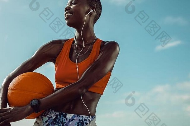 女运动员站在户外持有<strong>篮球</strong>女<strong>篮球</strong>微笑天空