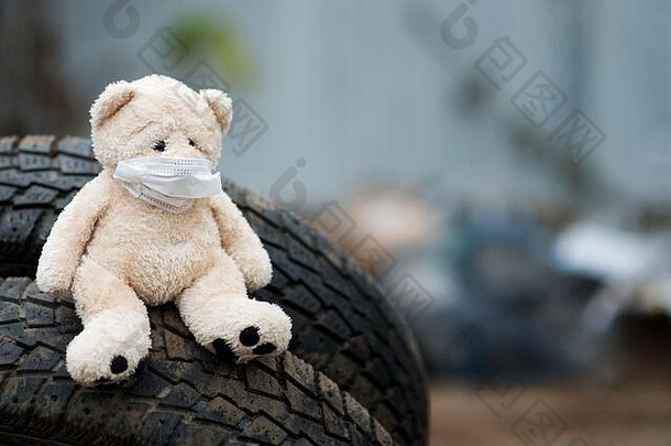 熊医疗面具坐在轮胎背景转储关闭