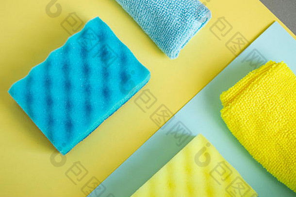 平面布置，俯视图。黄色和蓝色的清洁剂和清洁剂。清洁的概念