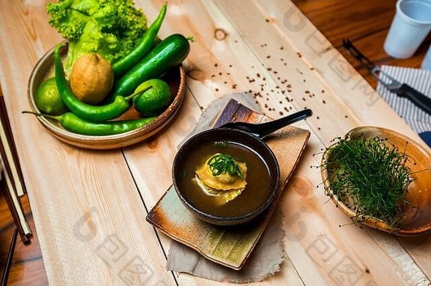 一碗日本饺子汤、蔬菜水果盘和药草碗