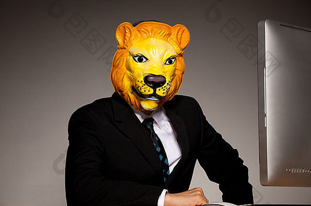 景观肖像业务执行狮子面具工作桌子上电脑