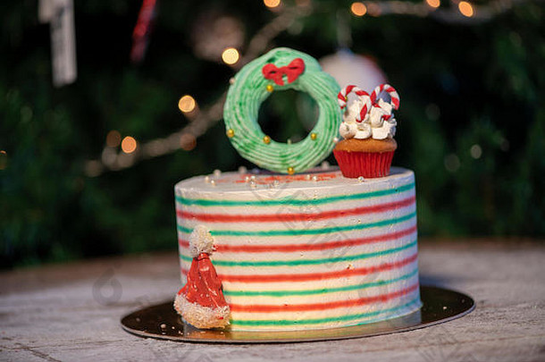 用圣诞纸杯蛋糕和圣诞树装饰的彩色糖果装饰的圣诞蛋糕