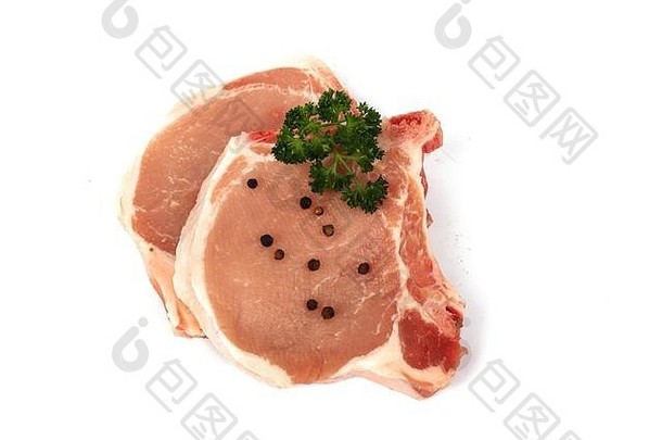 新鲜生猪肉牛排-白色背景上分离的带胡椒和香料的猪里脊排骨