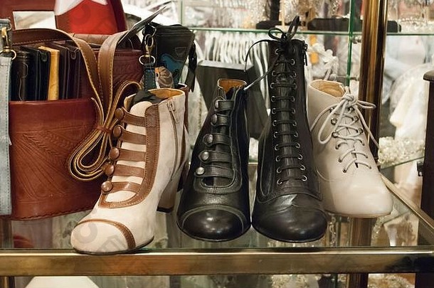 复古时尚。女士和男士的复古鞋。20世纪20年代风格。<strong>黄金时代</strong>的时尚。购物花花公子的风格。
