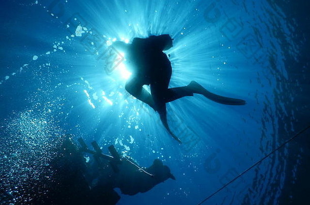在地中海清澈的海水中潜水。潜水员轮廓的水下照片。水下闪电条件。