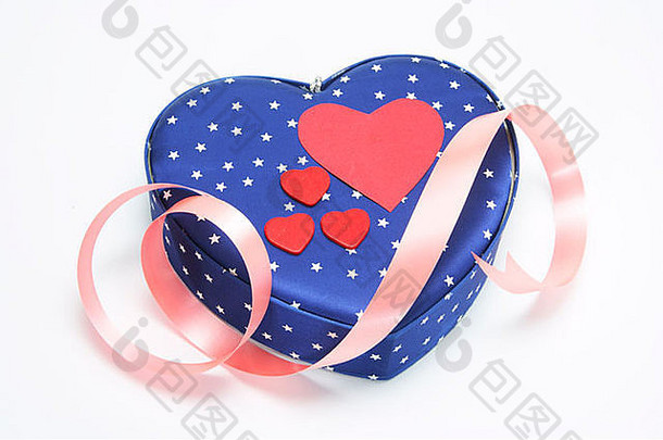 蓝色心形礼品盒上的红心