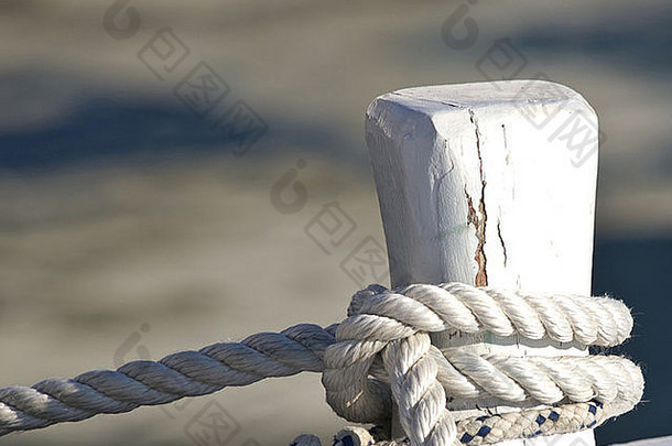 船上的绳子停靠在港口