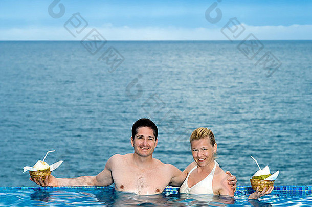 美丽的高加索夫妇在<strong>海边</strong>美丽的游泳池里度假