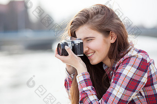 一位年轻女子的肖像，带着照相机