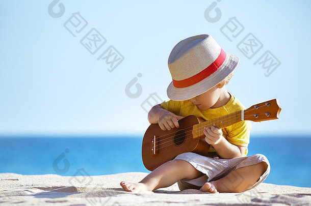 男孩戏剧吉他尤克里里琴海海滩