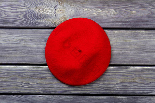 一顶红色贝雷帽。