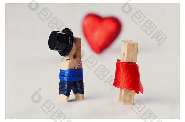 爱的概念。衣夹：浪漫的情侣。婚礼情人<strong>节</strong>。<strong>男人</strong>，女人。戴黑帽子的绅士，穿红衣服的女人。红心背景。（柔和对焦，复古纸背景，复古<strong>风格</strong>）