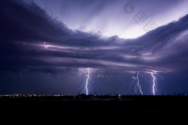 德克萨斯州斯奈德附近的一场雷暴中，多次云对地闪电击中。